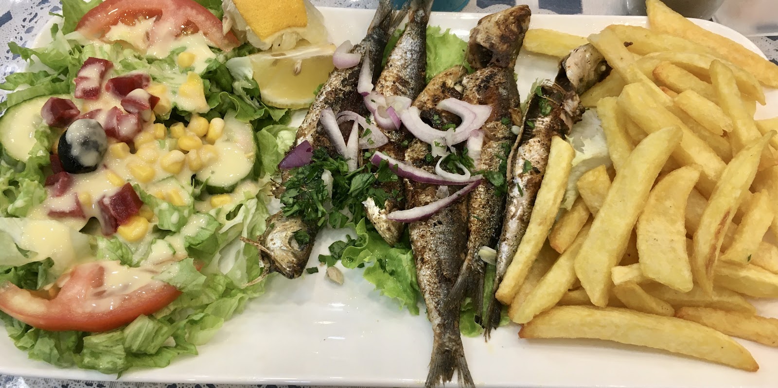 Sardines grillées à la plancha : Sardines grillées à la plancha, avec frites maison et salade