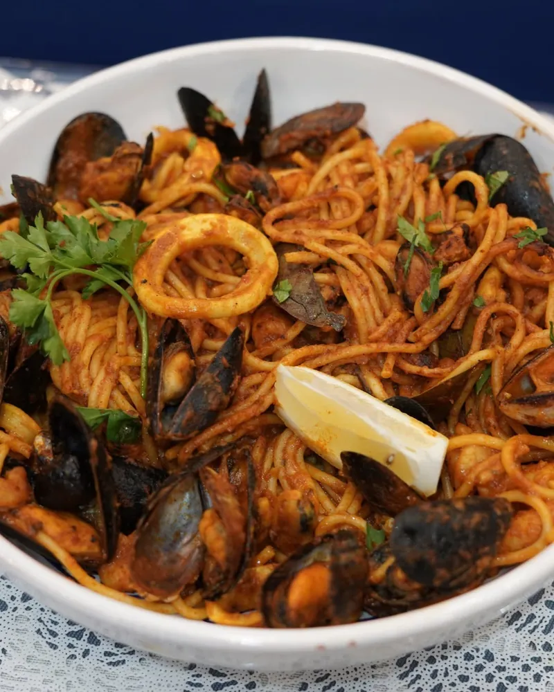 Spaghettis aux fruits de mer : Moules, crevettes, calamars, ail, persil