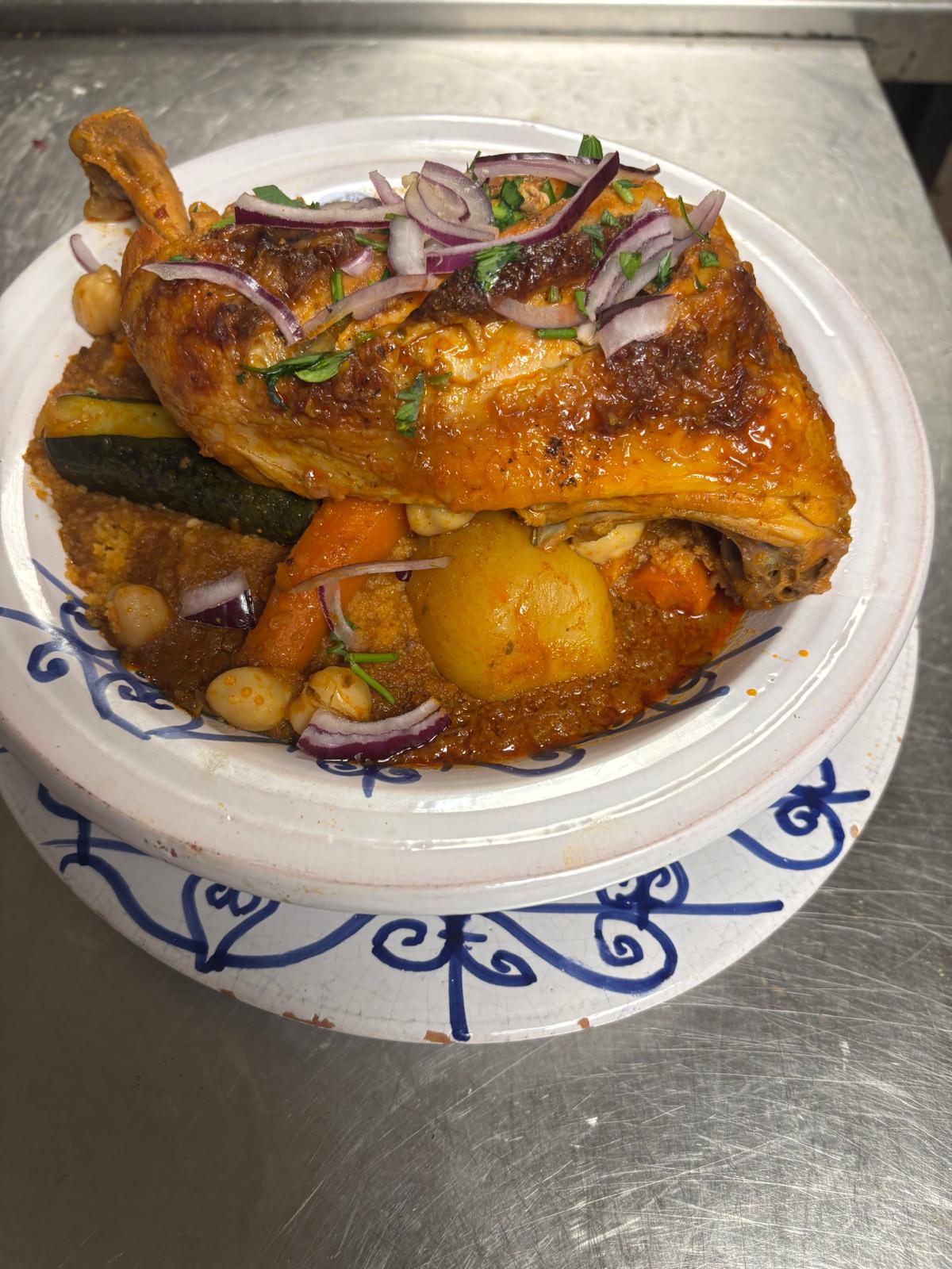 Couscous poulet : Semoule, légumes du bouillon et poulet fermier