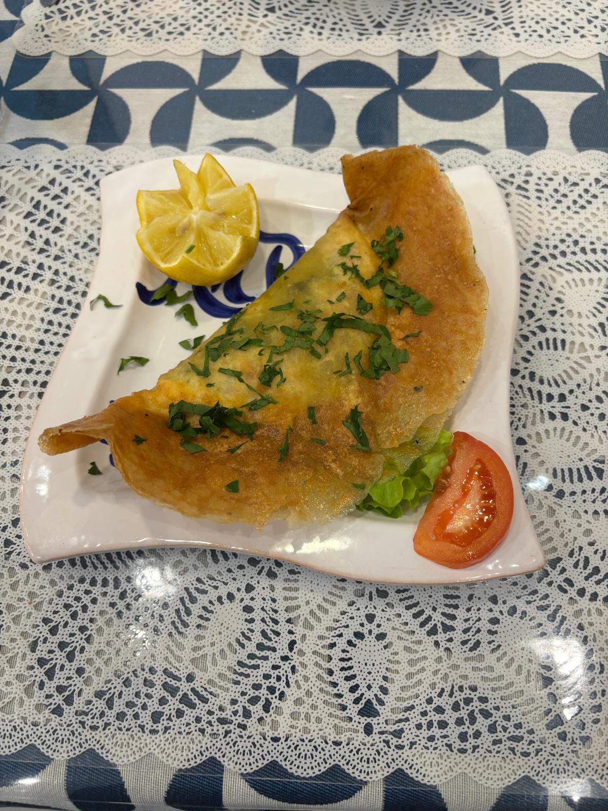 Brick œuf, thon : Feuille de brick frite, croustillante : œuf coulant, thon, pomme de terre, persil