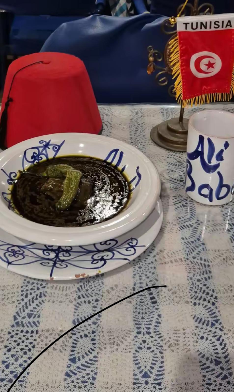 Mloukhia tunisienne à la viande : Feuilles de corète séchées et réduites en poudre, mijotées des heures à l’huile d’olive et aux épices, avec la viande