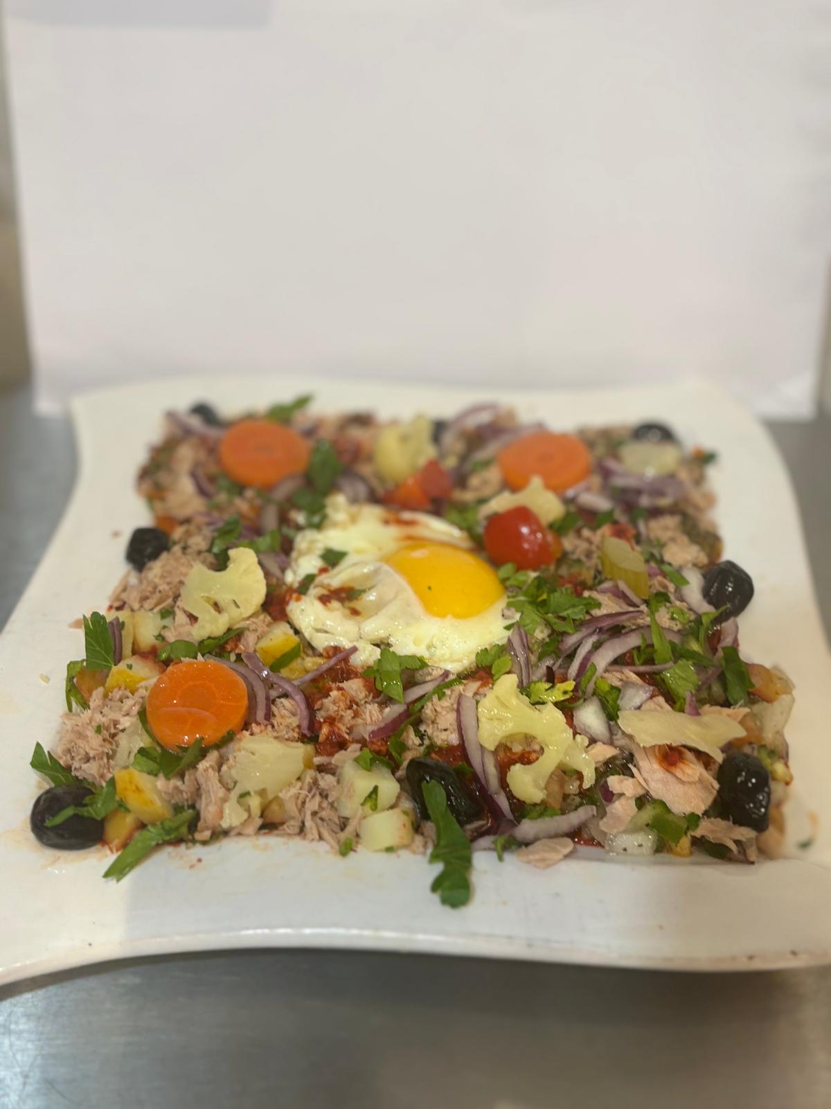 Assiette tunisienne : Mélange de trois salades, pomme de terre, hrissa arbi, thon, huile d’olive, œuf et variantes d’olives