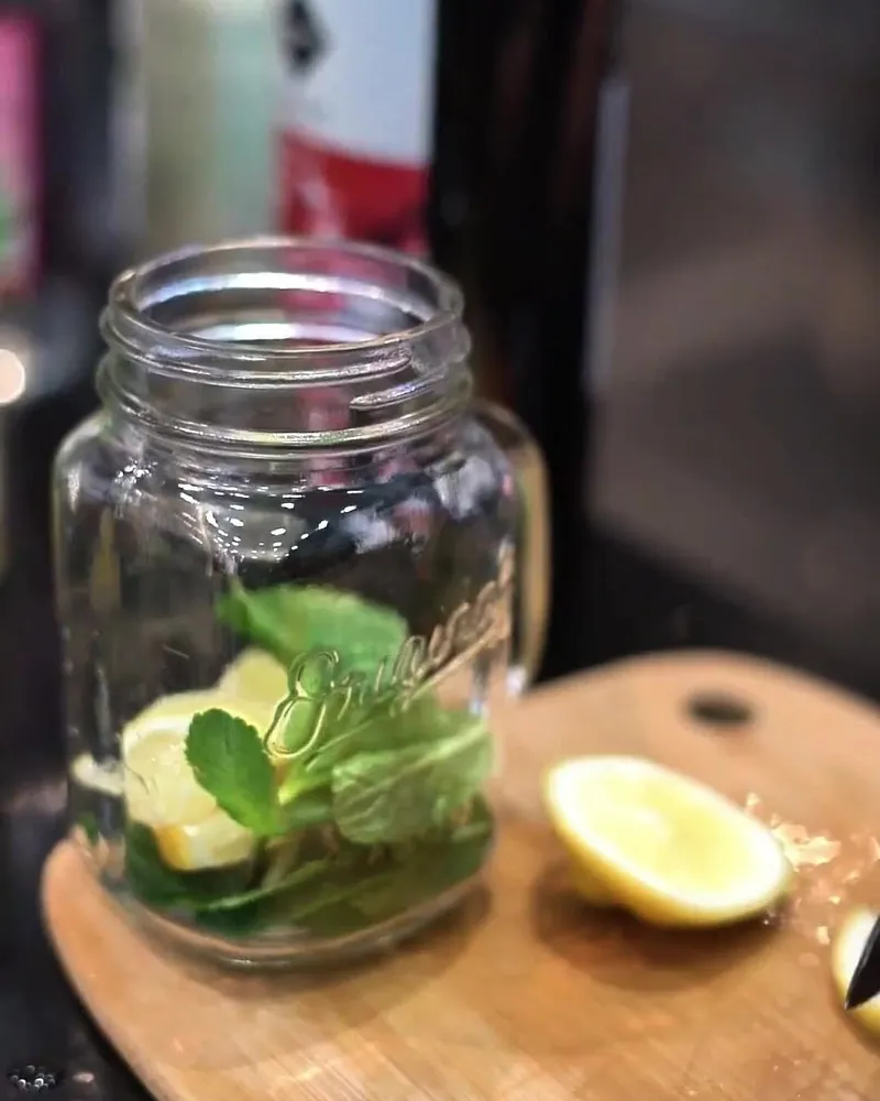 Mojito virgin : Citron vert, menthe, sucre roux, sirop de canne, limonade
