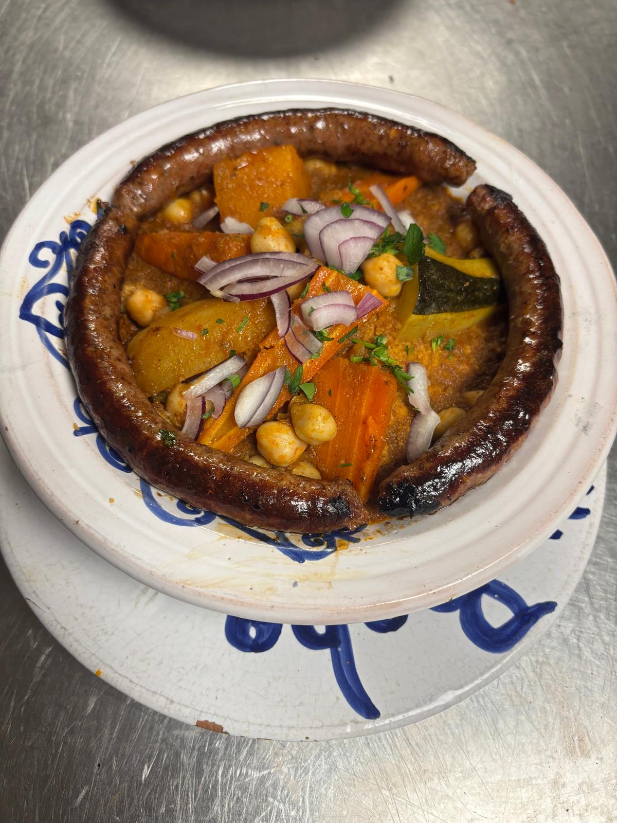 Couscous merguez ou brochettes (3 pièces) : Semoule et légumes du bouillon, avec 3 merguez ou 3 brochettes au choix
