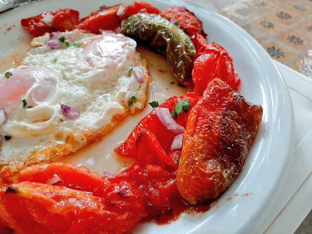 Mokli classique : « Mokli », c’est le frit tunisien : sauce tomate fraîche, poivron vert frit, œuf au plat, frites maison