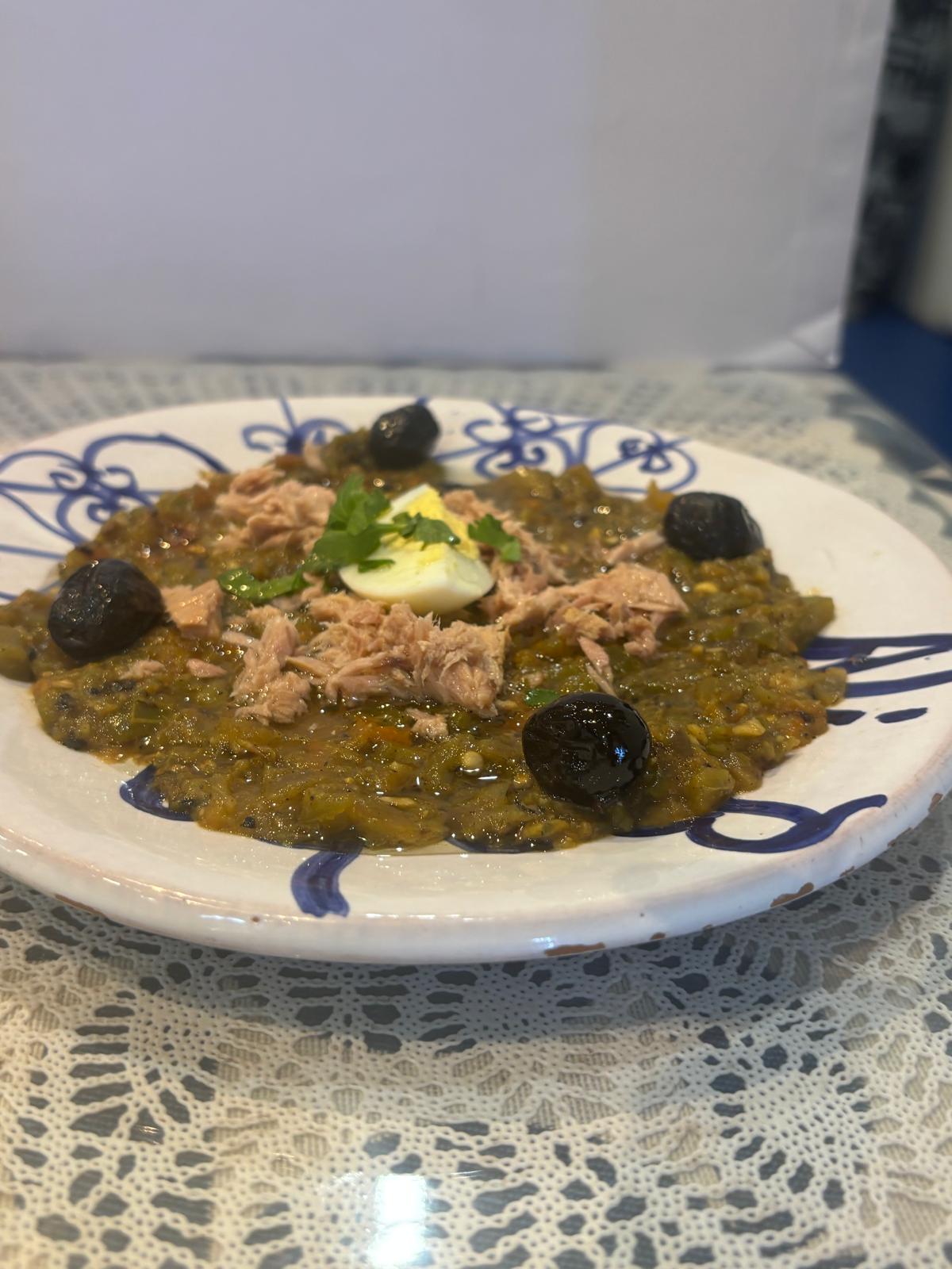 Slata méchouia : Poivrons et tomates grillés au feu puis pilés, oignons, ail, huile d’olive