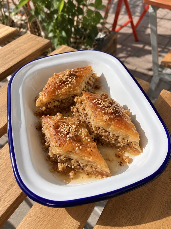 Baklava : Feuilleté croustillant de pâte filo, pâte de noix et sésame au miel