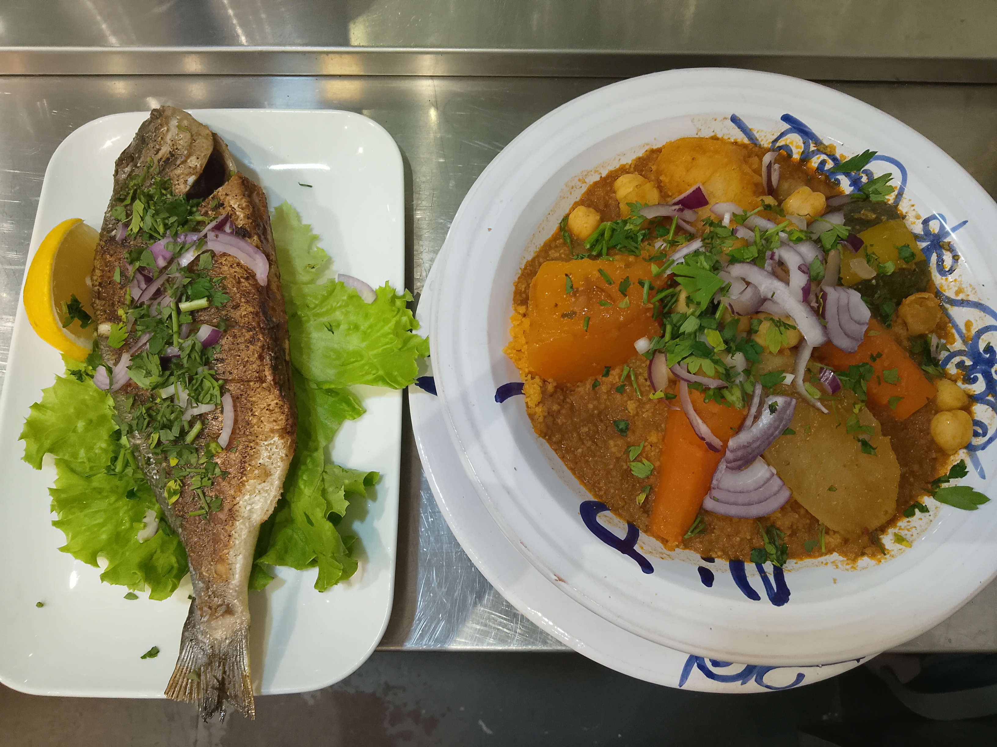 Couscous daurade royale : Semoule et légumes du bouillon, avec la daurade royale