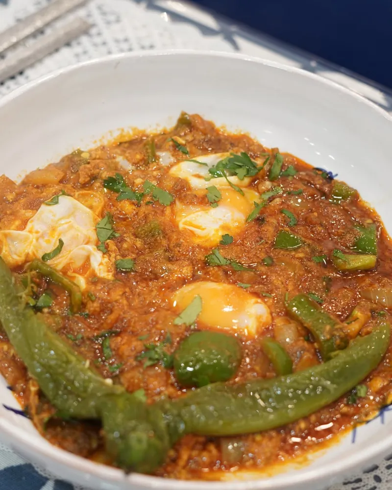 Ojja classique : Les œufs pochés dans une sauce de tomate, poivron et oignons