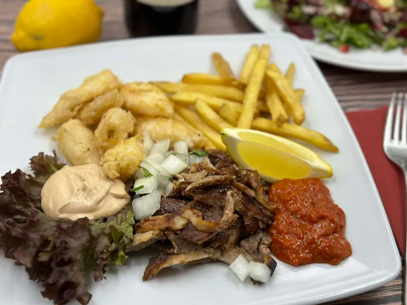 Grillade mixte : Côtelettes d’agneau, brochette, kefta, merguez, frites maison et salade