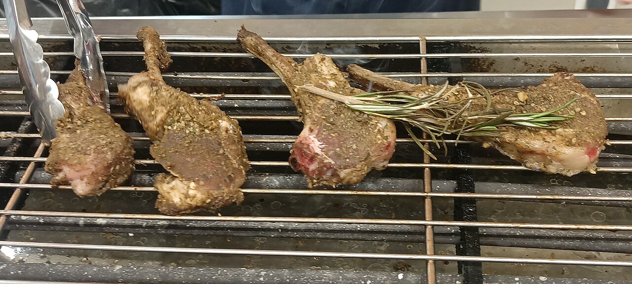 Côtelette d’agneau aux fines herbes : Côtelette d’agneau grillée, parfumée aux fines herbes