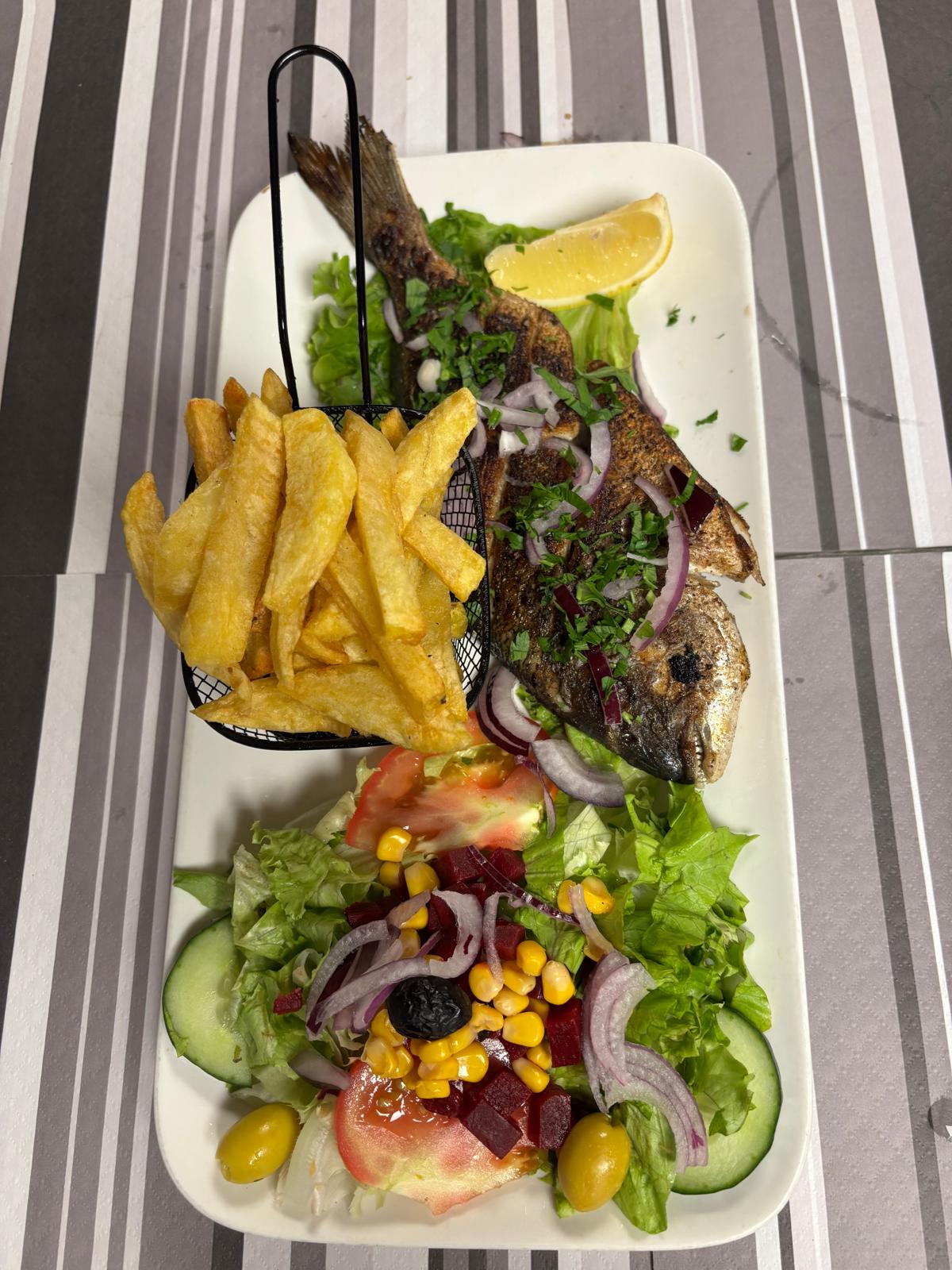 Daurade grillée à la plancha : La daurade entière, grillée à la plancha, avec frites maison et salade