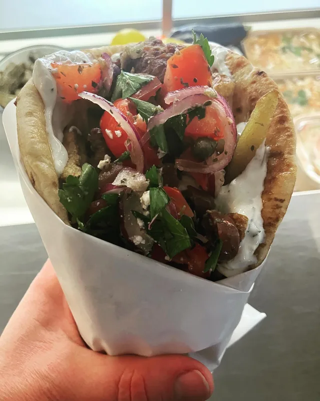 Pita Keftedes : Boulettes de bœuf aux herbes (persil, menthe, aneth, oignons, feta), tzatziki, salade grecque, frites