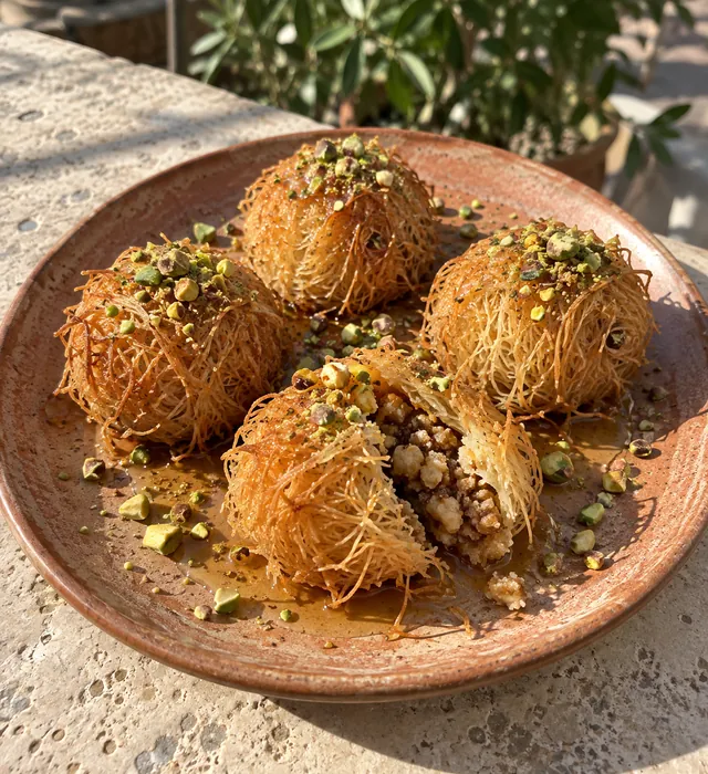 Kadeifi : Boules fourrées à la pâte de noix au miel de thym grec, cheveux d’ange, pistaches