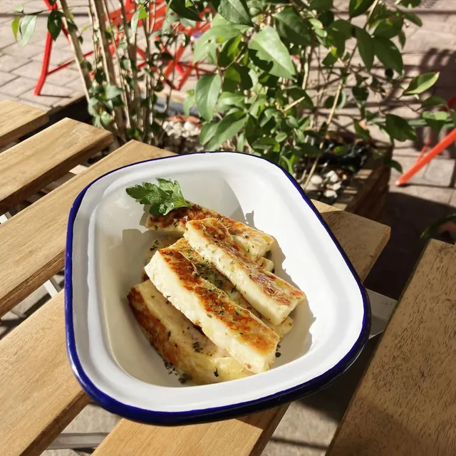 Poulet, keftedes ou halloumi : Une portion supplémentaire, au choix