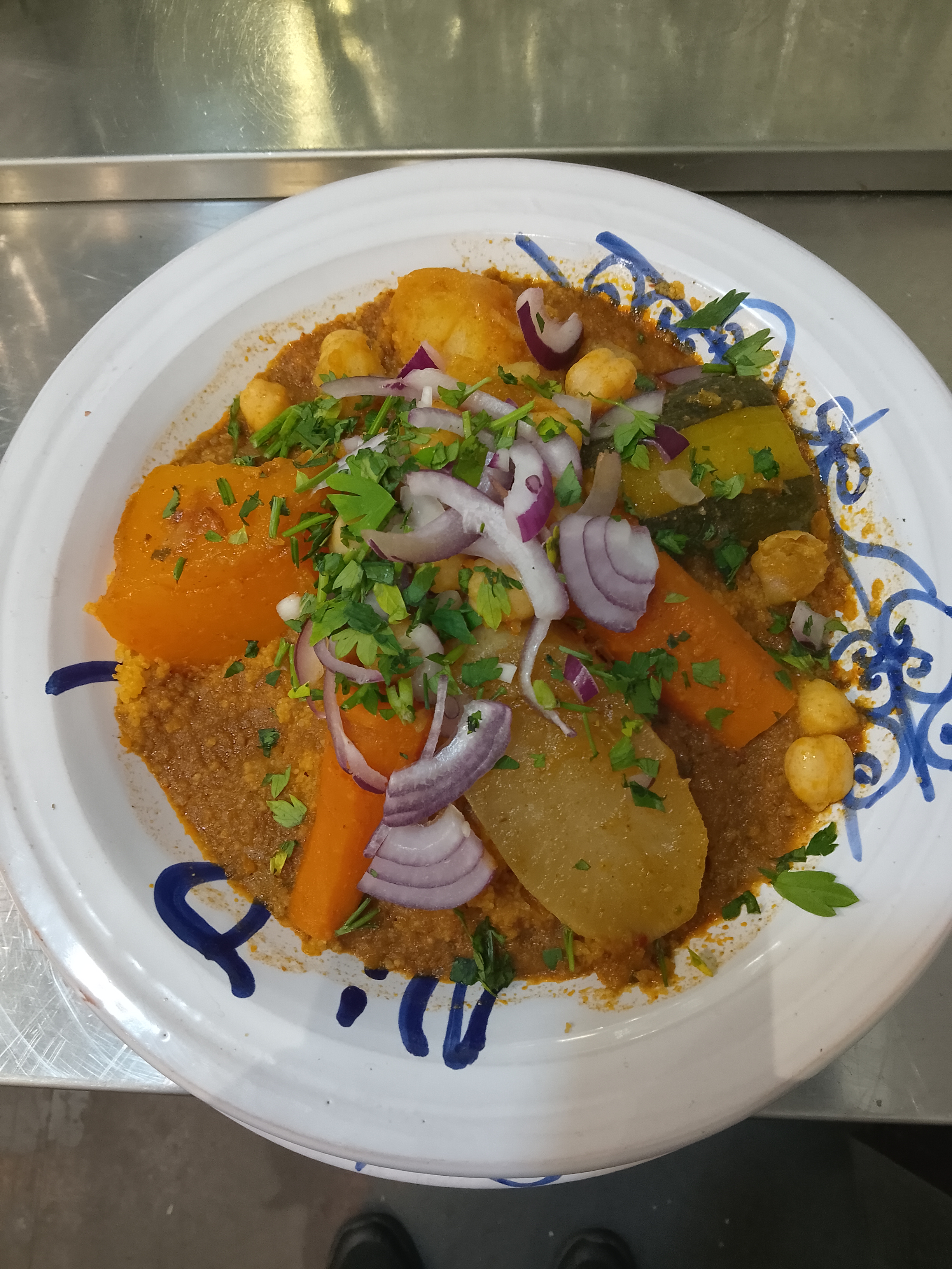 Couscous végétarien : Semoule, légumes du bouillon et pois chiches