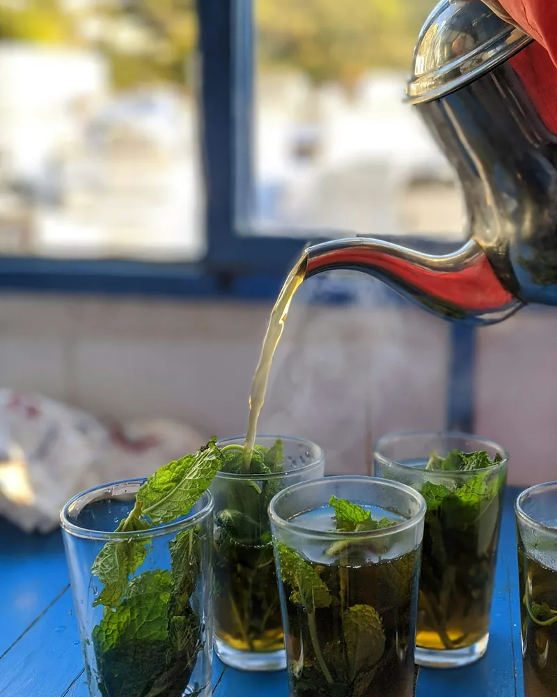 Thé oriental aux pignons : Le thé à la menthe servi avec des pignons de pin