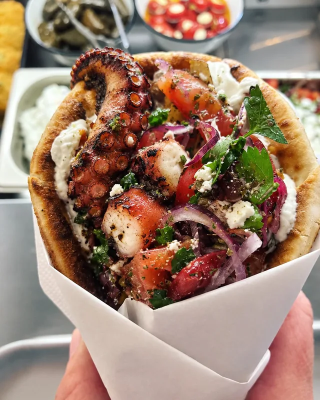 Pita Poulpe : La nouveauté : poulpe grillé, tzatziki, salade grecque, frites.